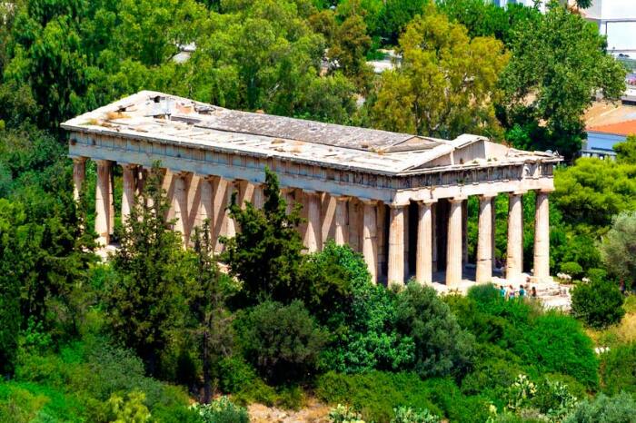 Несмотря на то, что памятник архитектуры настолько уникален, греческие власти не спешат реставрировать и облагораживать территорию (Гефестейон, Греция). | Фото: twins-athens.com.