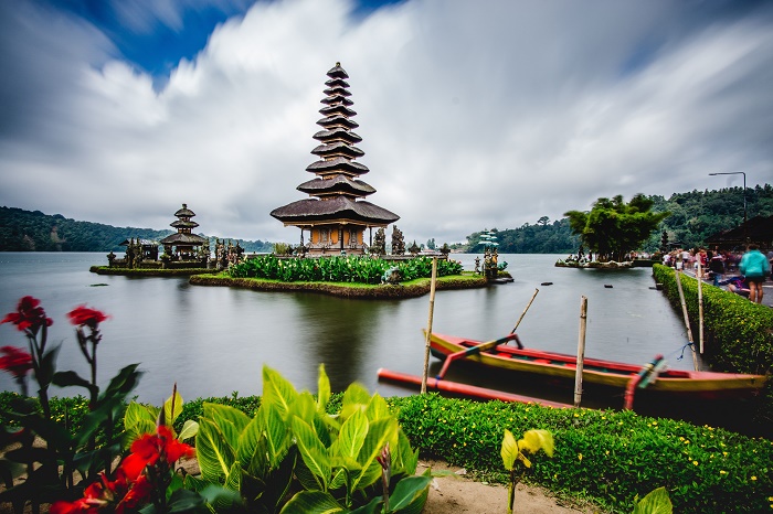 Пура Улун Дану Братан – один из самых удивительных индуистских храмов острова Бали (Индонезия). | Фото: sk.pinterest.com.