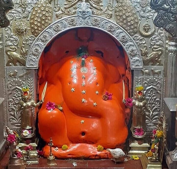 В Святилище можно увидеть не только Мурти-Ганеша и божеств, охраняющих его, здесь еще поклоняются и животным (Храм Шри Маюрешвара, Моргаон). | Фото: kailash-explorer.com.