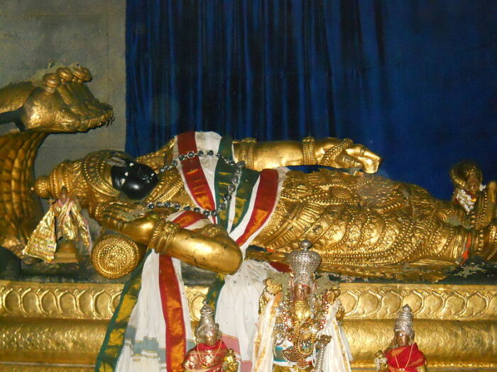 Ранганатх, возлежащий на змее Шеше – первое и главное божество в традиции шри-вайшнавизм. | Фото: ru.wikipedia.org.