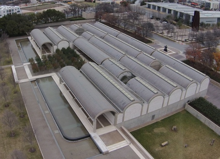 За простыми формами здания прячутся уникальные технологии и возможность трансформировать внутреннее пространство (Kimbell Art Museum, США). | Фото: texascooppower.com.