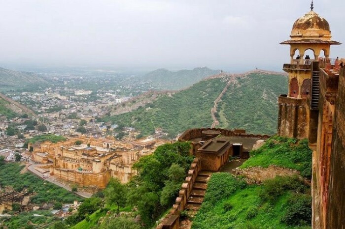 Форт Джайгарх: могучая крепость, нависшая над городом-крепостью Амбер (Индия). | Фото: mygreedybackpack.com.