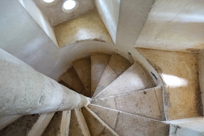 Винтовая лестница из камня соединяет все три этажа трехстороннего дома (Rushton Triangular Lodge, Великобритания).