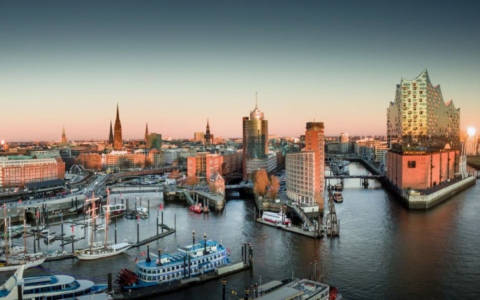 В Гамбурге 7 крупных рек и более 30 полноводных каналов (Германия). | Фото: albertinen-international.com.