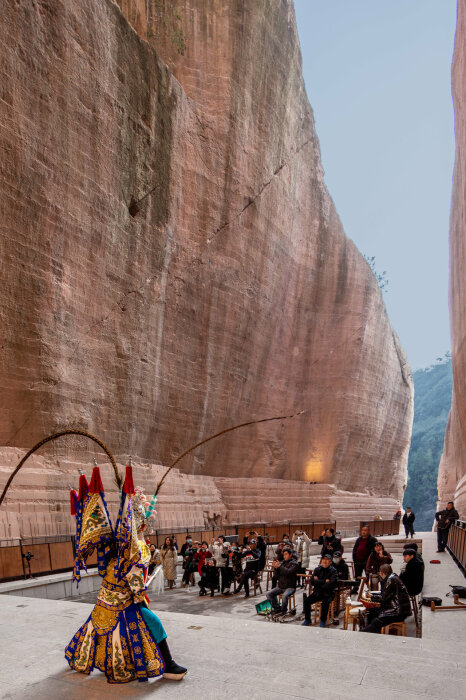 Пилотный проект по реконструкции заброшенных карьеров направлен на привлечение туристов в «Каменный город» («Карьеры Цзиньюнь», Китай). | Фото: roadster.hu.