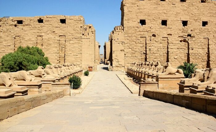 А вот короткая аллея сфинксов, созданная Рамсесом XI, ведущая к остаткам храма Хонсу (Karnak Temple, Египет). | Фото: discoveringegypt.com.