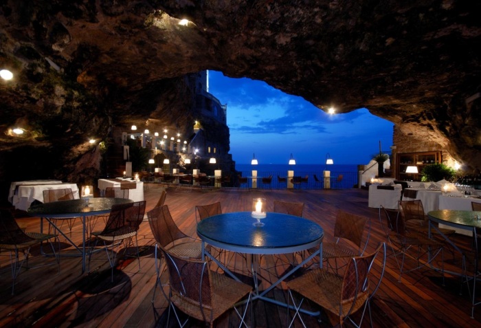 Из каждой пещеры отеля Kokopelli's Cave Bed & Breakfast открываются умопомрачительные виды (США). | Фото: travel.spotcoolstuff.com.