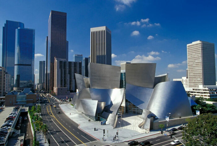 Помимо скульптурных форм Концертный зал Уолта Диснея может гордиться большой вместимостью и прекрасной акустикой (Лос-Анджелес, США). | Фото: states-of-america.ru.
