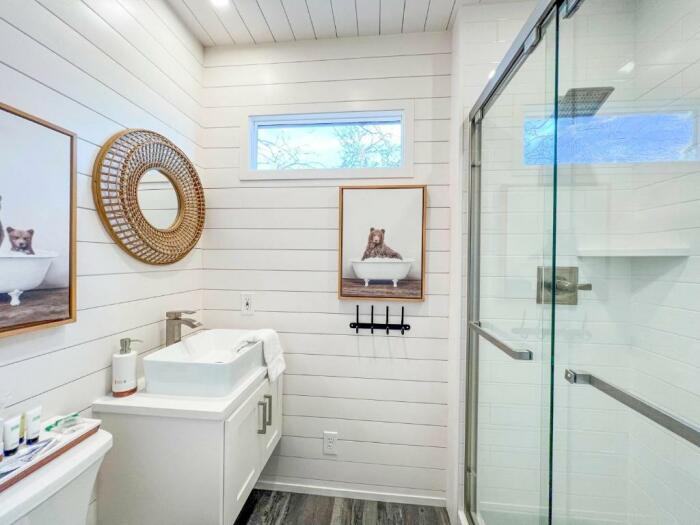 Обе ванные комнаты поставляются покупателям полностью укомплектованными, что значительно облегчает им задачу обустройства дома (Flagship, США). | Фото: cargohomeservices-com.