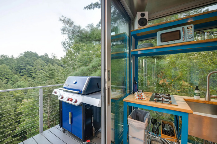 Из кухни и гостиной есть выход на балкон, где обустроена зона барбекю и имеется возможность устраивать трапезу на свежем воздухе (River Forest Lookout, США). | Фото: newatlas.com.