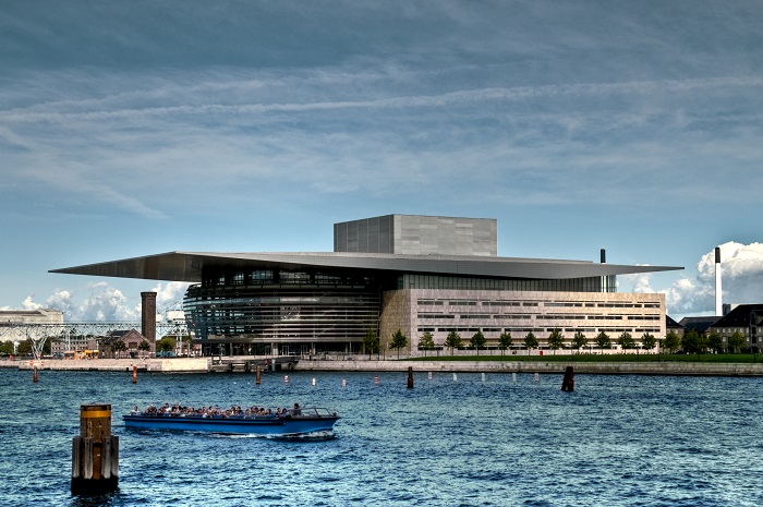 Добраться на представление или на экскурсию в оперный театр можно только по воде (The Royal Danish Opera, Копенгаген). | Фото: global.alucobond.com.