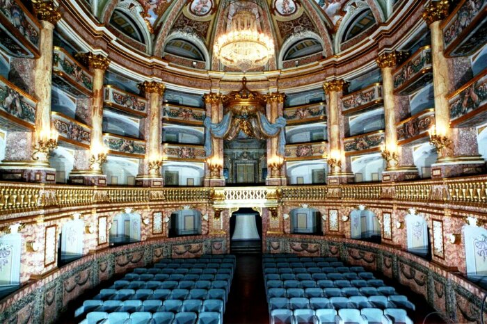 Во дворце есть собственный театр (Palazzo Reale di Caserta, Италия). | Фото: keywordbaskets.com.