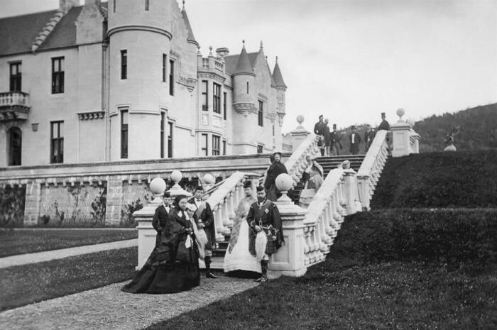 Королева Виктория со своими детьми на территории замка Балморал (1868 г.). | Фото: loveproperty.com.