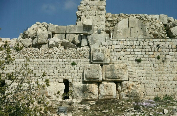 Даже дилетант может определить, что строили крепость разные мастера и в разные эпохи (Nimrod Fortress National Park, Израиль). | Фото: immanuel-tours.com.