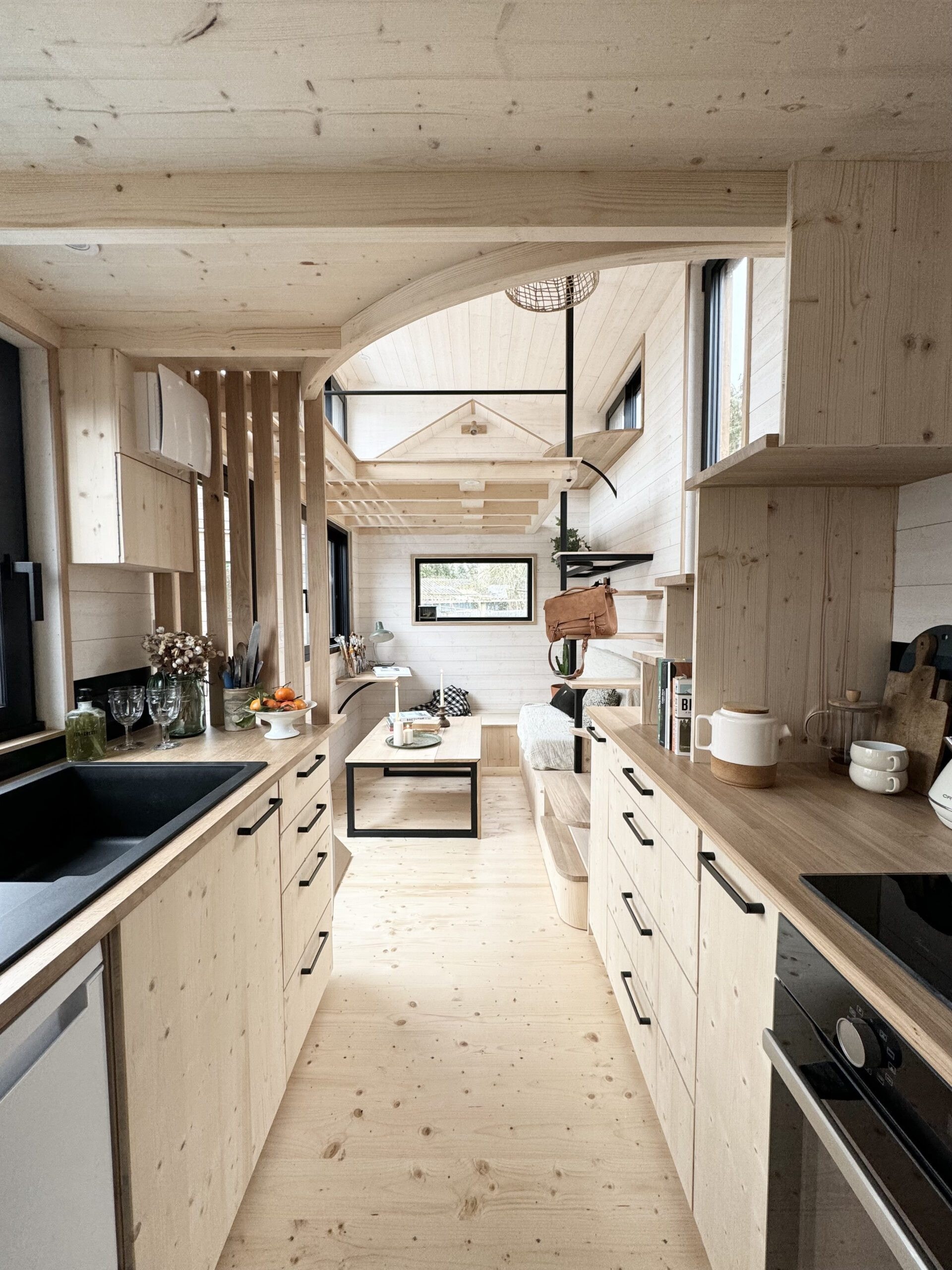 Открытая планировка Naomi делает пространство более воздушным. Открытая планировка Naomi делает пространство более воздушным.