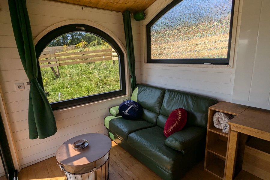 Зона гостиной с кожаным диваном (Tiny House Hobbit). Зона гостиной с кожаным диваном (Tiny House Hobbit).