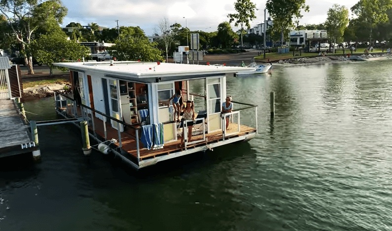 Детвора может окунуться в воду прямо с палубы. | Фото: takutaku.radiobutton.jp.