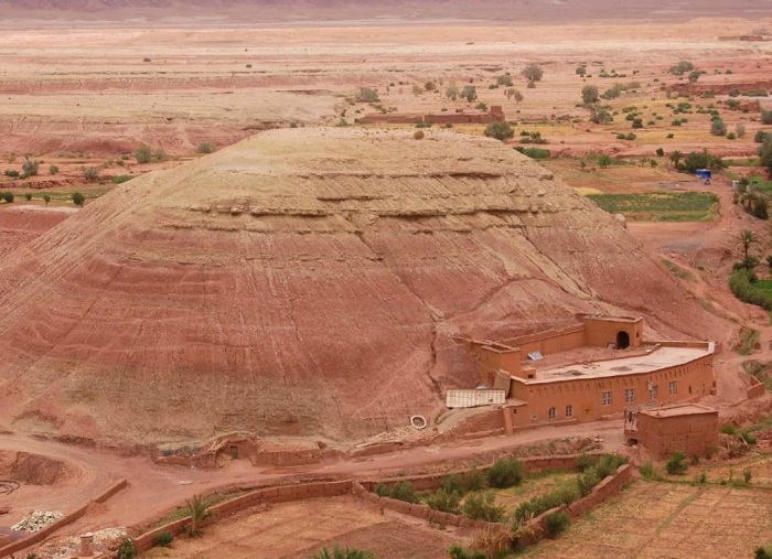 Конусные горы, больше похожие не холмы, становились основой для строительства укрепленного поселения (Марокко). | Фото: vayaadventures.com.