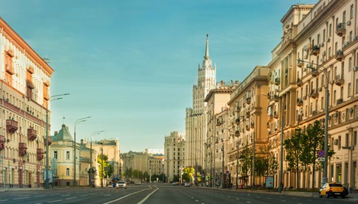 Монументальные здания в стиле сталинского ампира строились на центральных улицах. | Фото: blog.domclick.ru.