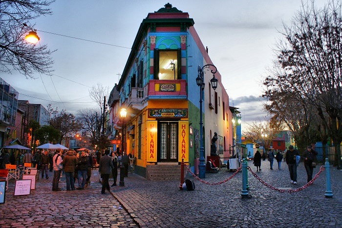 Район Ла-Бока — это центр, куда туристы со всего мира могут приехать и насладиться уличными представлениями и яркой красотой архитектурных объектов (Буэнос-Айресе, Аргентина). | Фото: secretsofbuenosaires.com. 