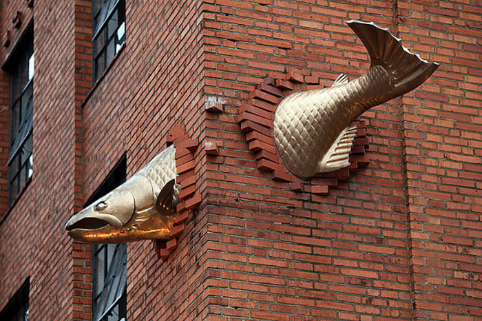 Автором La sculpture saumon является местный скульптор Кит Джеллум (Портленд, США). | Фото: bigpicture.ru.