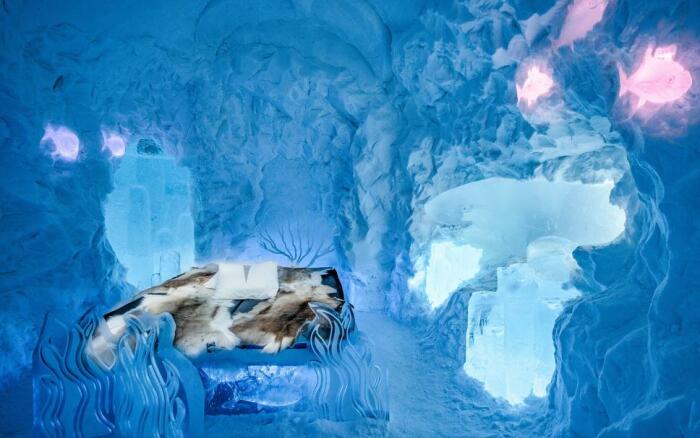 Сюрреалистичные интерьеры номеров Icehotel меняются каждый год (Юккасярви, Швеция). | Фото: uniqhotels.com.