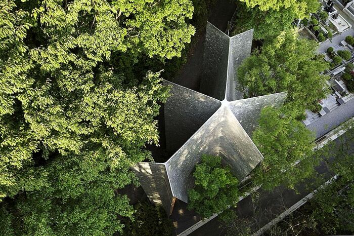 Вид на «Лесную часовню» с высоты (Sayama Forest Chapel). | Фото: dsignsomething.com.