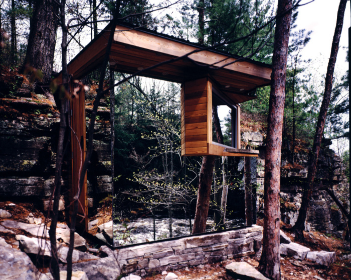 Зеркальные панели позволили спрятать банный комплекс среди природного ландшафта (Cadyville Sauna, штат Нью-Йорк). | Фото: static1.squarespace.com.