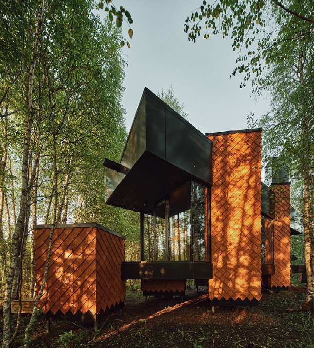 В летние месяцы лесной домик «Сосновая шишка» утопает в зелени, что помогает создать более интимную обстановку (Maidla Nature Resort, Эстония). | Фото: news.myseldon.com.