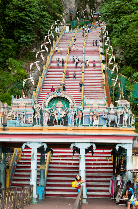 272 ступени непременно приведут к индуистской скальной святыне, где есть что посмотреть и чем восхищаться (Малайзия). | Фото: surfacesreporter.com.