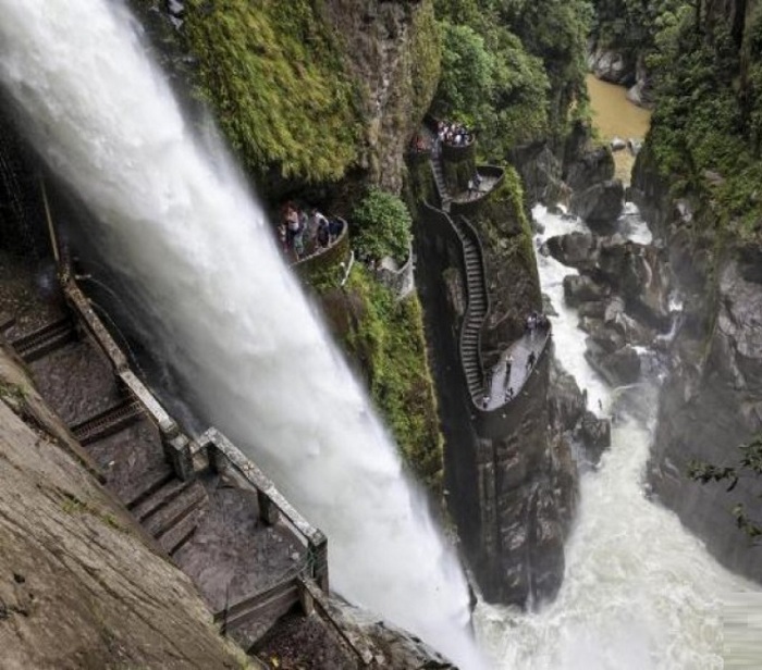 Не каждый решится взглянуть вниз, куда устремляется с ревом мощный поток воды (Каньон Staircase, Эквадор). | Фото: brookebeyond.com.