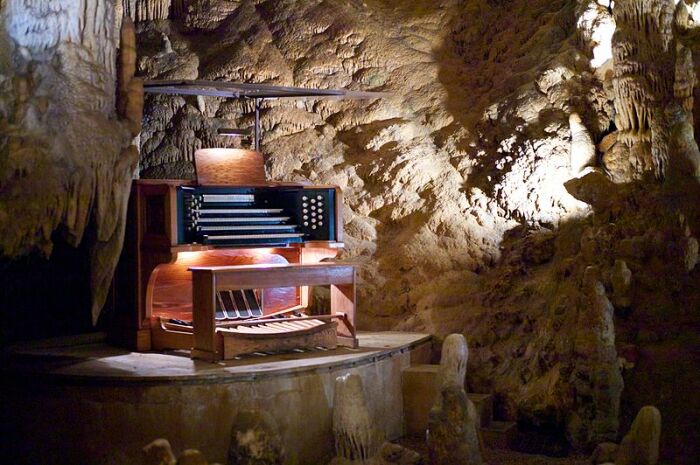 Консоль Большого органа Сталакпайпа позволяет услышать завораживающую музыку камня (Luray Caverns, США). | Фото: luraycaverns.com.