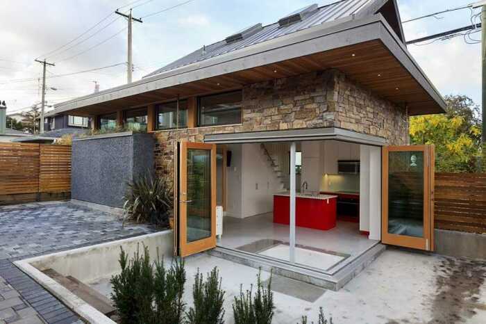 На окраинах можно рассчитывать не только построить добротный дом, но и обзавестись небольшим двориком. | Фото: remontbp.com.