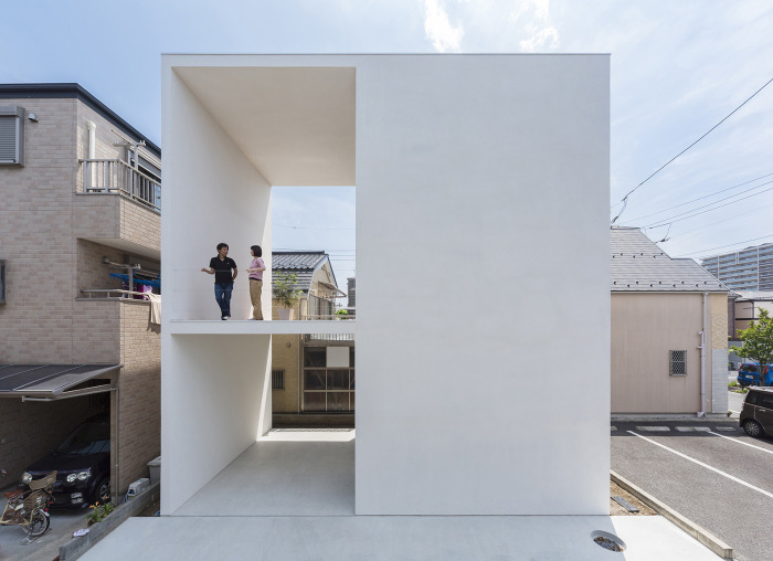 «Маленький домик с большой террасой» – яркий пример японского минимализма и неожиданного распределения пространства (Токио). | Фото: divisare.com.