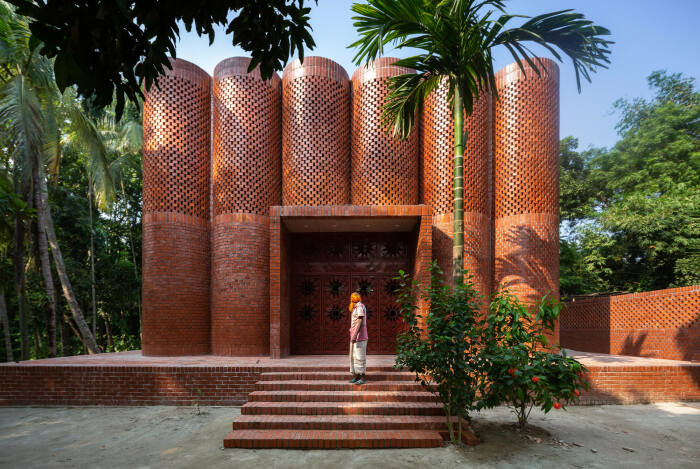 Мавзолей расположен на территории поместья семьи видного религиозного деятеля, в честь которого и возводили усыпальницу (Маникгандж, Бангладеш). | Фото: archdaily.com.