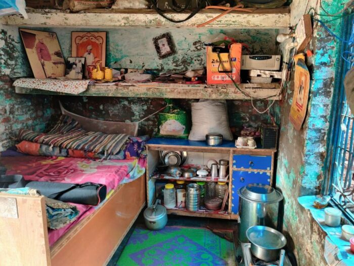 Жилое пространство микрокомнат, в которых ютятся семьи с детьми (Дхарави, Мумбаи). | Фото: hindustantimes.com.