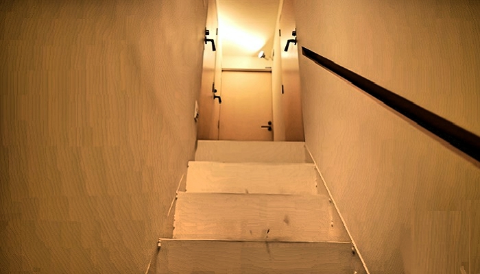 Узкая крутая лестница ведет на второй этаж, где имеется 3 микро-квартиры (Sakura Sakura, Токио). | Фото: © Tokyo Lens.