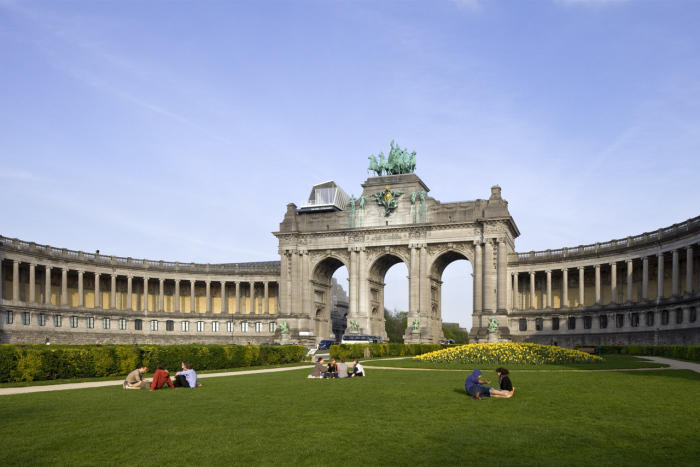 «Куб» на вершине триумфальной арки в парке Cinquantenaire, недалеко от штаб-квартиры Европейского Союза (Брюссель, Бельгия). | Фото: architizer-prod.imgix.net.