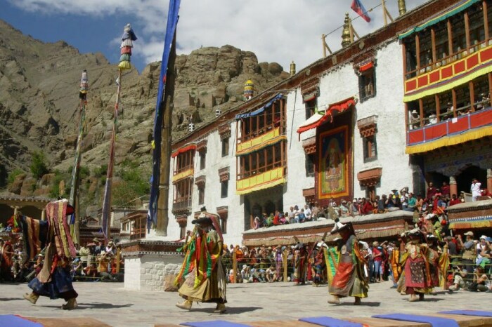 Чтобы в полном объеме прочувствовать всю энергетику священного места, следует поехать в монастырь в дни фестиваля (Хемис, Индия). | Фото: ladakh-tourism.net.