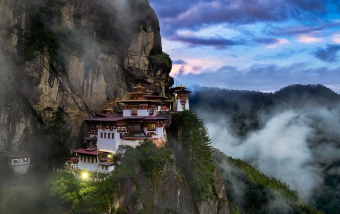 Монастырь Такцанг-Лакханг над 700-метровым обрывом был построен буддийскими монахами в 1692 г. (Бутан). | Фото: ngasanova.livejournal.com.