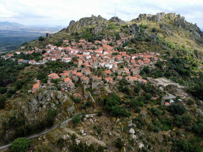 Монсанто: крошечная деревня Португалии, затиснутая между гигантскими валунами. | Фото: roads-and-rivers.com.