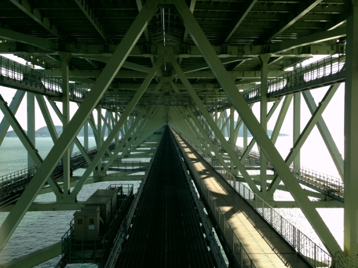 Стальная конструкция и перила моста окрашены в светло-зеленый цвет (Akashi Kaikyo Bridge, Япония). | Фото: zekkeijapan.com.