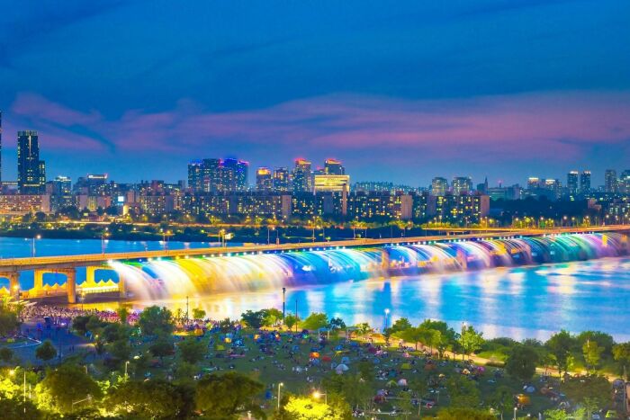 Мост Банпо доказывает, что не нужно придумывать вычурные структуры, достаточно грамотно подобрать дополнение и переправа превратится в захватывающую мировую достопримечательность (Сеул, Южная Корея). | Фото: art-facts.com.