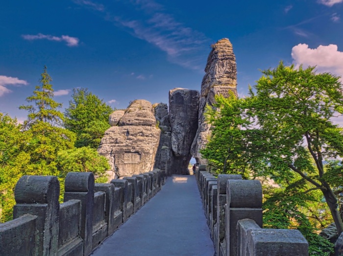 Пешеходный мост Бастай обеспечивает потрясающими видами на Эльбу и живописные очертания горного массива (Германия). | Фото: awesomeplacestovisit.com.