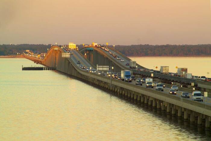 9 тысяч мощных бетонных свай более полувека удерживает самый длинный мост в мире, построенный только над водной поверхностью (Lake Pontchartrain Causeway, США). | Фото: americanbutler.ru.
