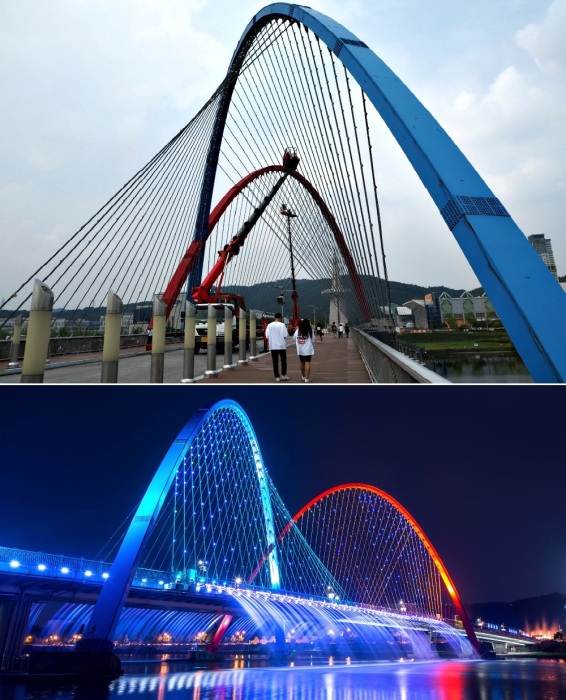 Пересекающиеся арки, с отходящими лучами-тросами подсвечиваются в вечернее время, создавая фантастической красоты, мерцающие образы (Expo Bridge, Южная Корея).
