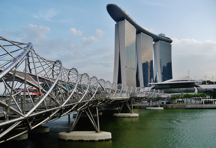 Спиральный мост в сингапурском заливе Марина Бей был вдохновлен замысловатой структурой ДНК (Helix Bridge, Сингапур). | Фото: most-helix-singapur.