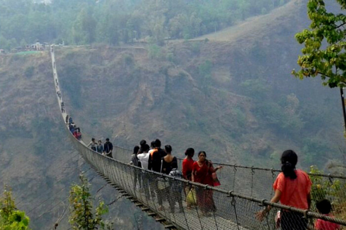 Страшно себе даже представить, как Kushma Gyadi Bridge раскачивается при движении большого количества людей (Непал). | Фото: highestbridges.com.
