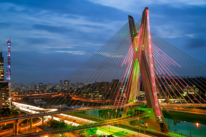 Особенно впечатляет оригинальная конструкция Понте-Эстаиада в ночное время (Сан-Паулу, Бразилия). | Фото: traveltriangle.com.