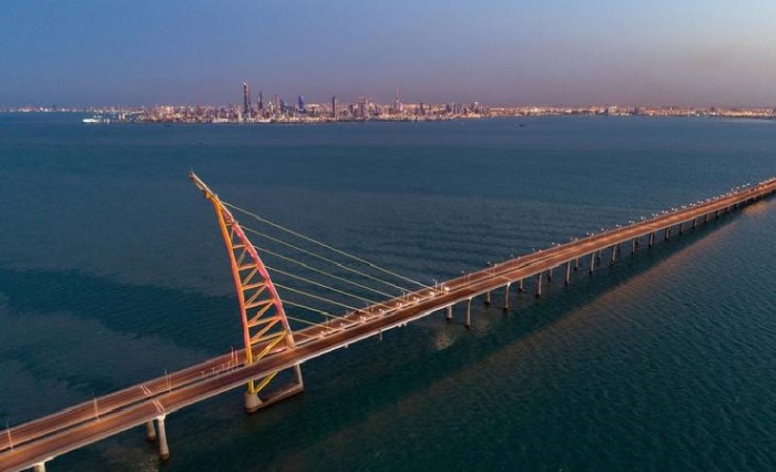 Новый автомобильный мост соединил Кувейт с районом, который должен стать главной зоной свободной торговли страны (The Sheikh Jaber Causeway). | Фото: thenationalnews.com.